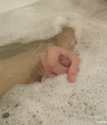 Kreck in bathtube 5d6536bbe8b05.jpg