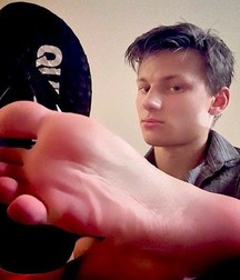 Feet to worship 5d6af37547383.jpg