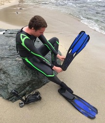 Surfer and divers 3 5d6c14dc86865.jpg
