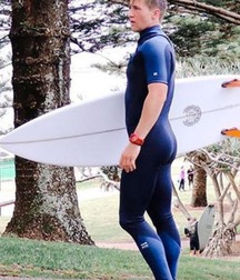 Surfer and divers 3 5d6c14f024d2b.jpg
