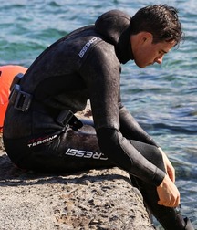 Surfer and divers 3 5d6c14f6bf15b.jpg