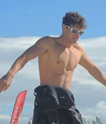 Surfer and divers 3 5d6c14f803fae.jpg