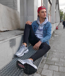 Hotties in sneakers 5d7511e428e8a.jpg