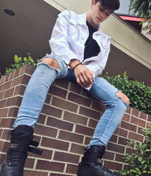 Hotties in sneakers 5d7511fa35129.jpg