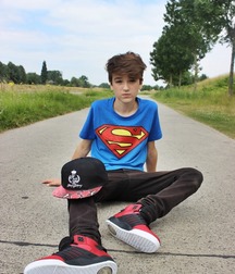 Hotties in sneakers 5d751208abcfd.jpg