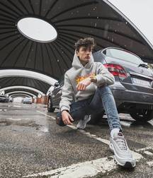 Hotties in sneakers 5d75121d155e5.jpg