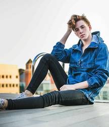 Hotties in sneakers 5d75122536cb2.jpg