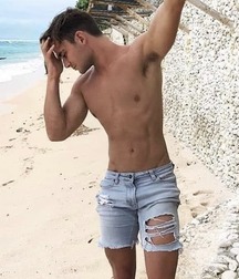 Teens in jeans 5d8021be34c1f.jpg