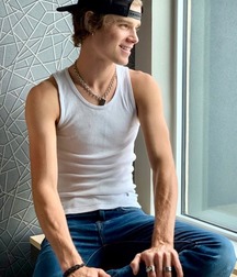 Teens in jeans 5d8021ce22da1.jpg