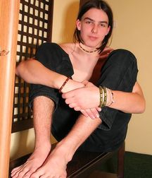 Boys shows feet 5d8dedcd325dd.jpg