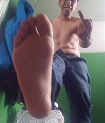 Boys shows feet 5d8dedda25d1e.jpg