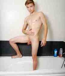 Cutie in bathroom 5d8f6955d9371.jpg