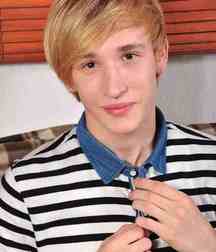 Blonde sweden boy Karson 5d8f6b6918923.jpg