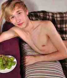 Blonde sweden boy Karson 5d8f6badea24d.jpg