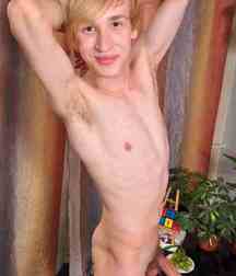 Blonde sweden boy Karson 5d8f6c49f08e5.jpg