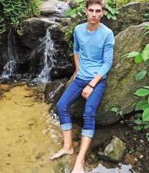 Beauties in denim 5d90e6d9bef2a.jpg