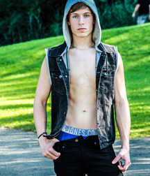 Twinks in the sun 5d9647b3db472.jpg