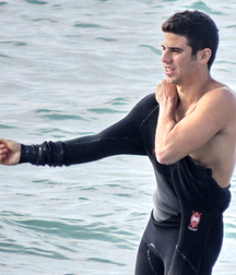 Divers and surfers 5d9c80335dbb6.jpg