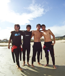 Divers and surfers 5d9c8042d3cc6.jpg