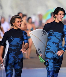 Divers and surfers 5d9c80602d7f5.jpg