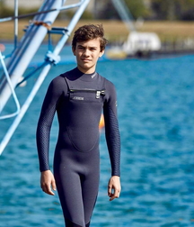 Divers and surfers 5d9c8063badaa.jpg