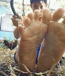 Friends feet 5d9e6f5013057.jpg
