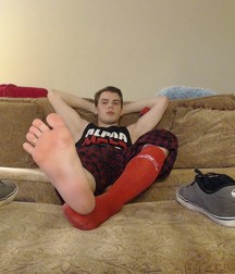 Friends feet 5d9e6f809824b.jpg