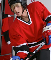 Jamie plays hockey 5d9f8e404da76.jpg
