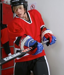 Jamie plays hockey 5d9f8e48e89df.jpg