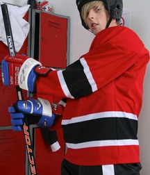 Jamie plays hockey 5d9f8e5190e55.jpg