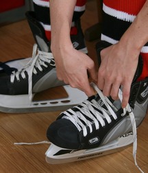 Jamie plays hockey 5d9f8ea72e36f.jpg