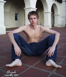 Pretty guys feet 5da0ba37827e6.jpg