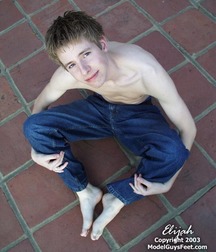 Pretty guys feet 5da0ba3925780.jpg