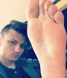 Worship Fabien's feet 5da4b53ed048b.jpg