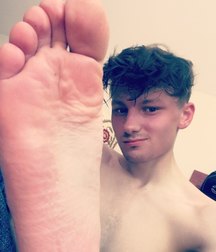 Worship Fabien's feet 5da4b540551b6.jpg
