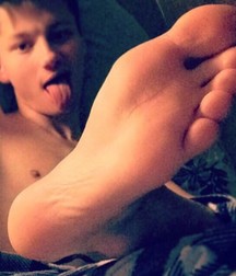 Worship Fabien's feet 5da4b54f1c920.jpg