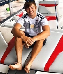 Barefoot and flip flops 2 5da4bdf85ca4d.jpg
