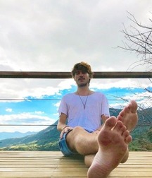 Barefoot and flip flops 2 5da4be23e631a.jpg