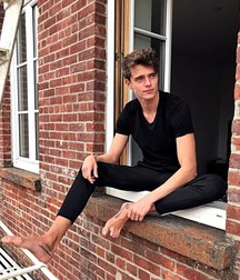 Barefoot and flip flops 2 5da4be2d1c138.jpg