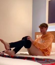 Guys shows feet 5da4d9d181296.jpg