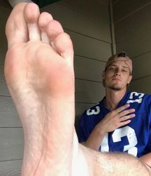 Guys shows feet 5da4d9d86796f.jpg