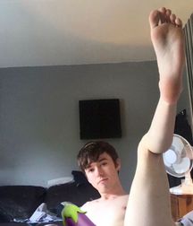 Guys shows feet 5da4d9db79ddd.jpg
