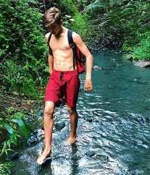 Guys shows feet 5da4d9e008310.jpg