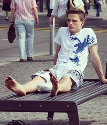 Guys shows feet 5da4d9e335e85.jpg