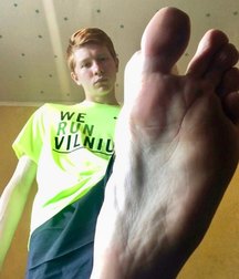 Guys shows feet 5da4d9e8bc0f0.jpg