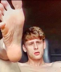 Guys shows feet 5da4d9ec943d6.jpg