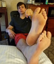 Guys shows feet 5da4d9f28f780.jpg