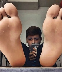 Guys shows feet 5da4da019390c.jpg