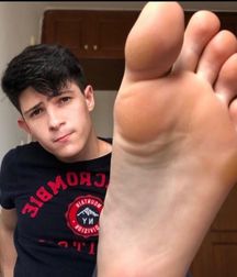 Guys shows feet 5da4da112c948.jpg