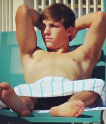 Guys shows feet 5da4da17cc372.jpg